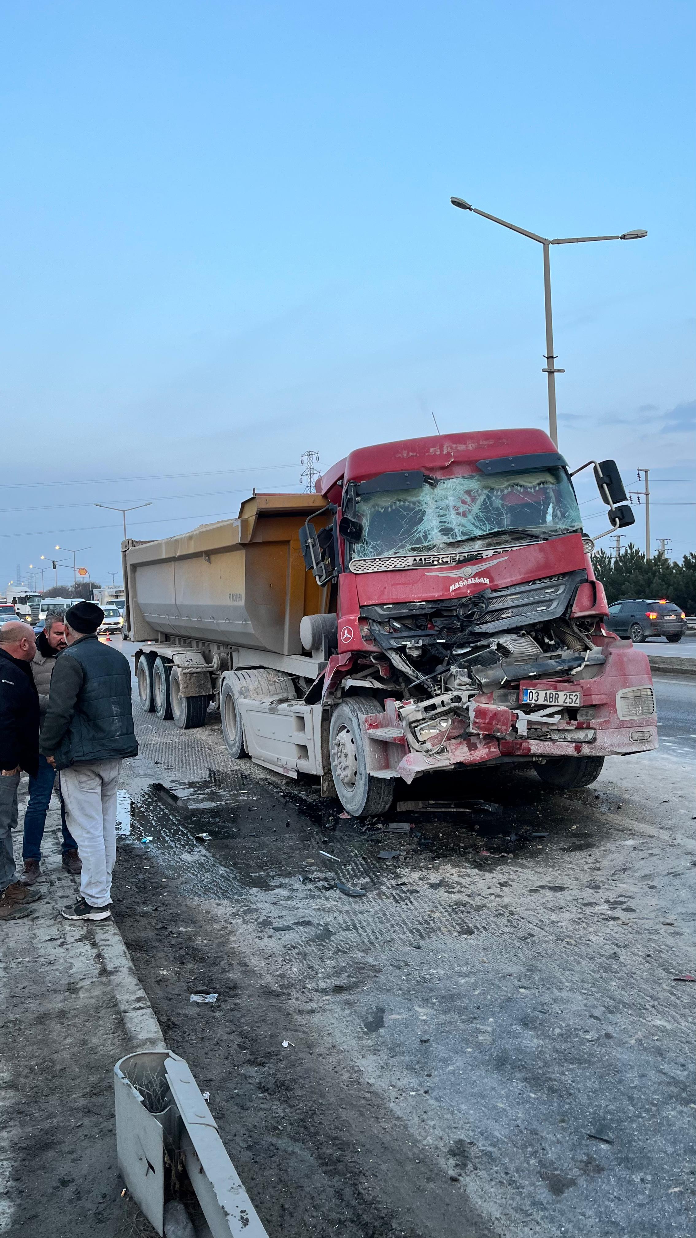 Afyon-Ankara Karayolunda Feci Kaza, Tır, Kamyona Çarptı!