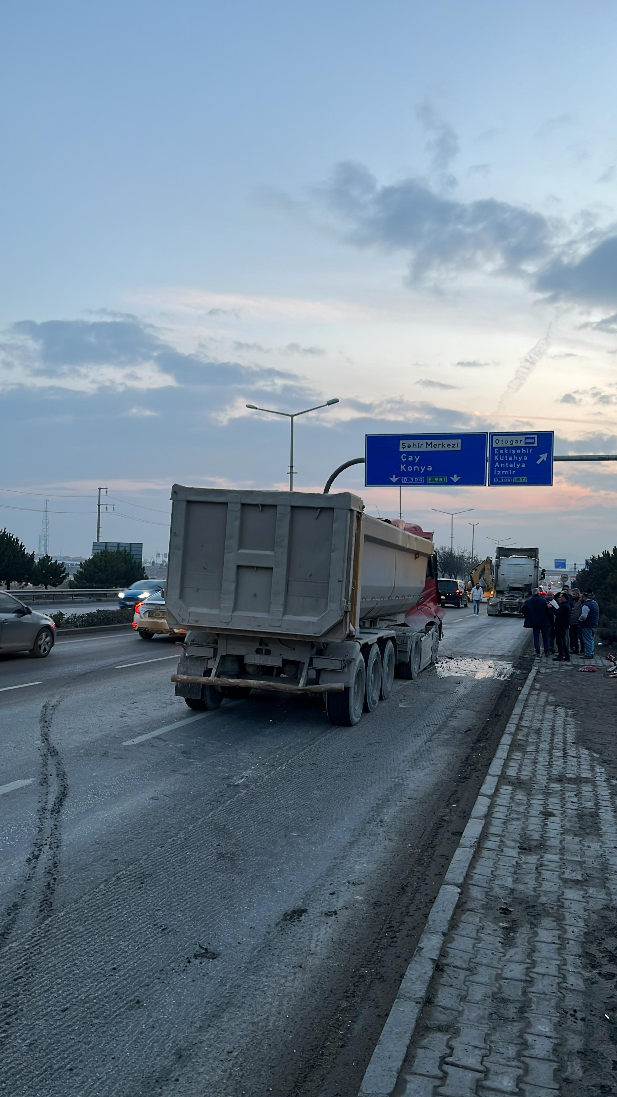 Afyon-Ankara Karayolunda Feci Kaza, Tır, Kamyona Çarptı!