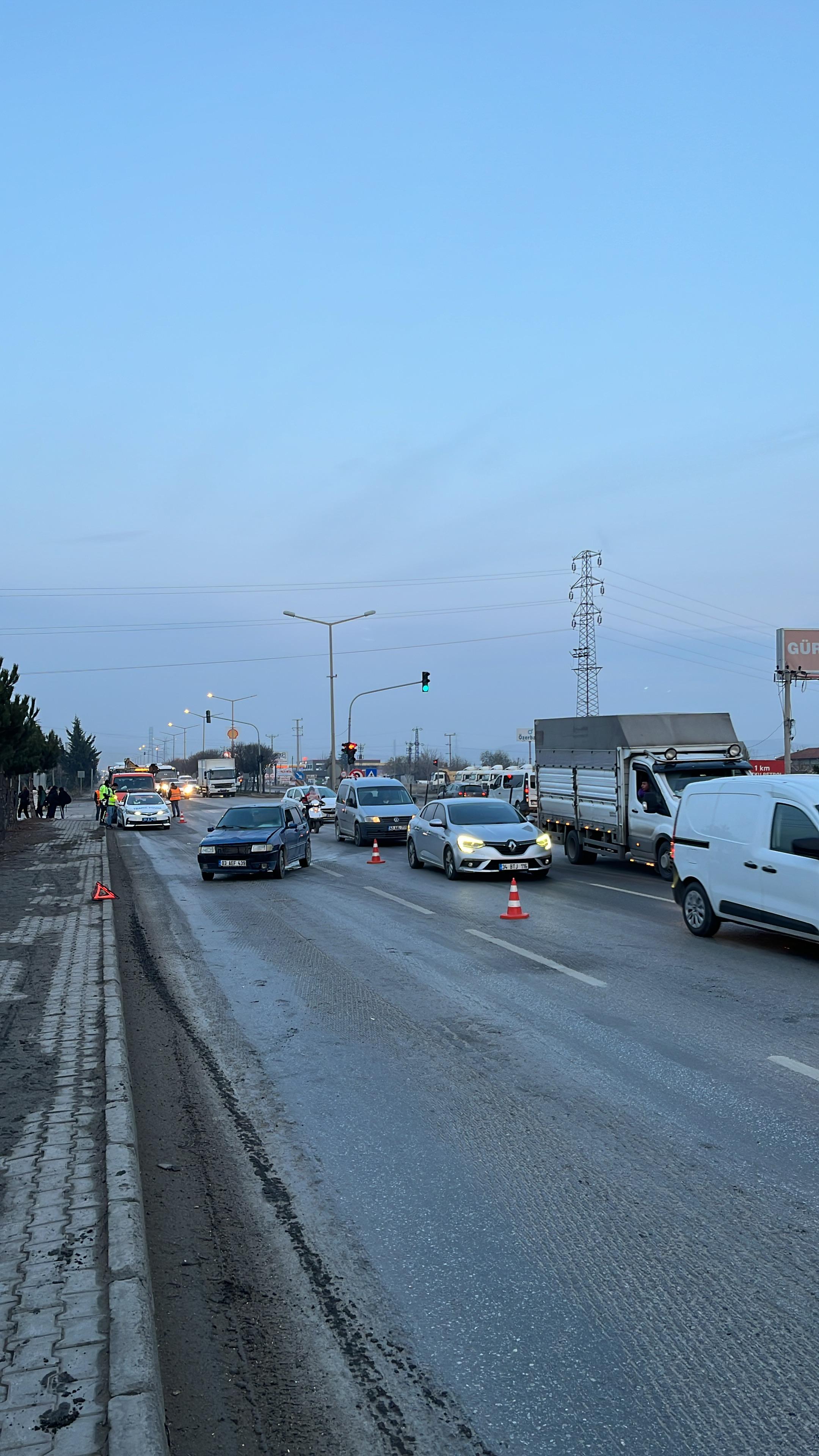 Afyon-Ankara Karayolunda Feci Kaza, Tır, Kamyona Çarptı!