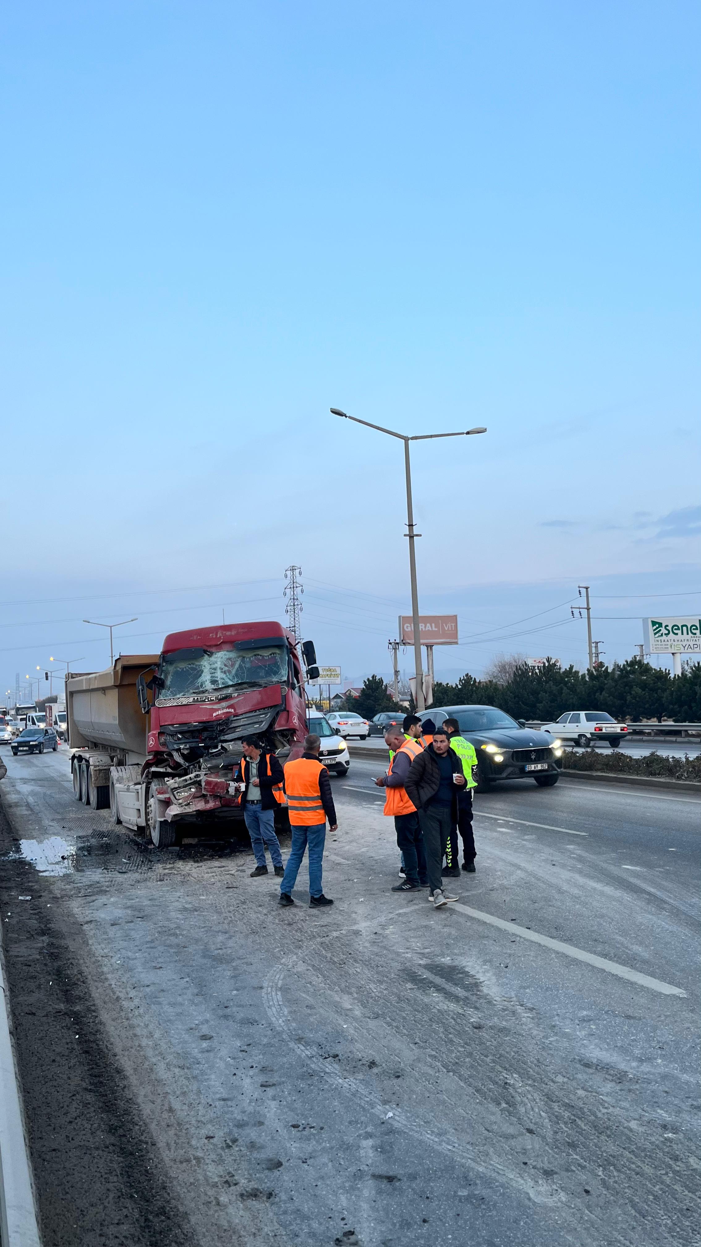 Afyon-Ankara Karayolunda Feci Kaza, Tır, Kamyona Çarptı!