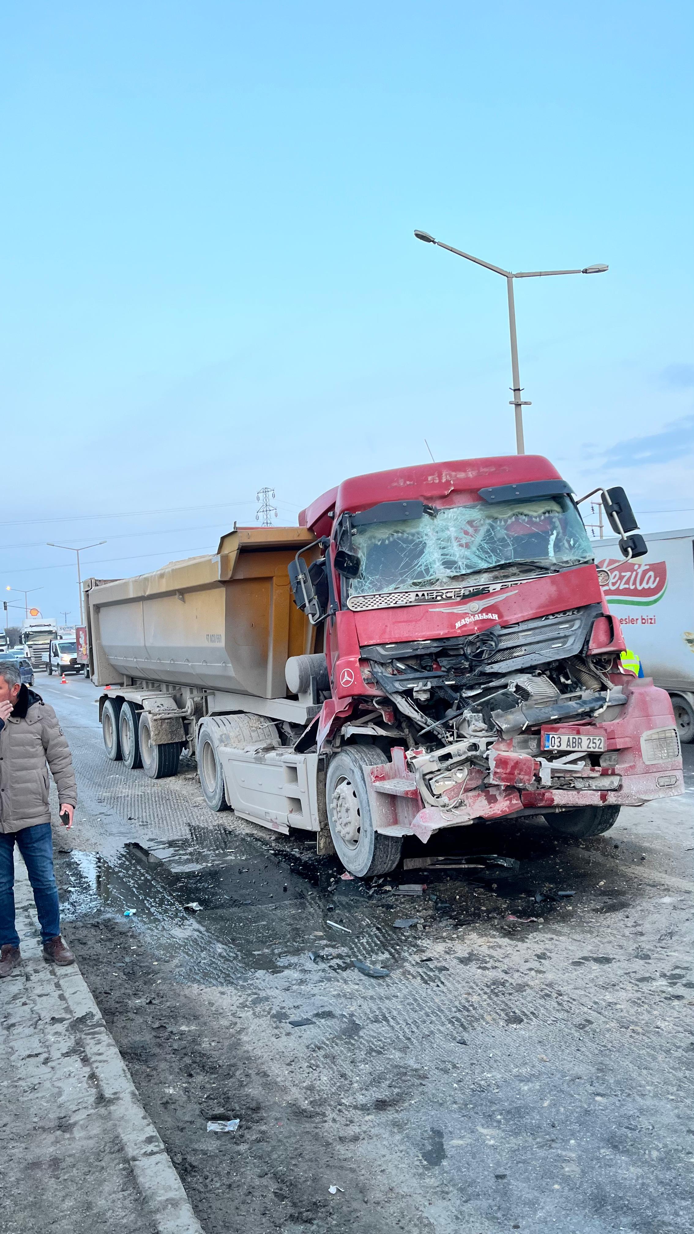 Afyon-Ankara Karayolunda Feci Kaza, Tır, Kamyona Çarptı!