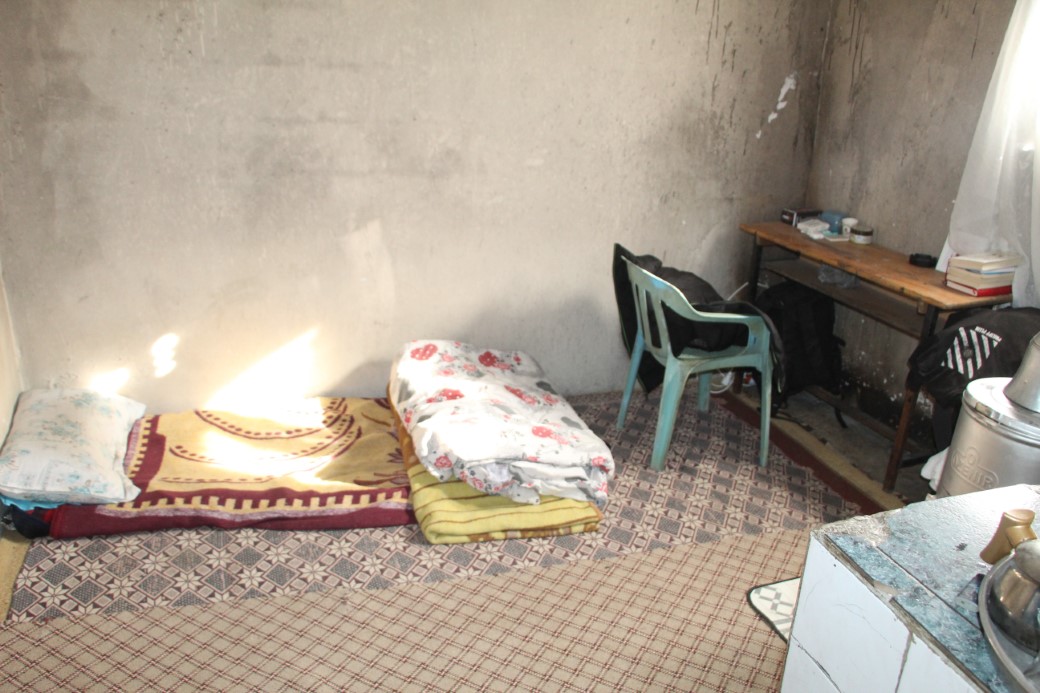 Barakadan bozma evde hayat mücadelesi!  23 yaşındaki genç kendisine uzanacak yardım elini bekliyor