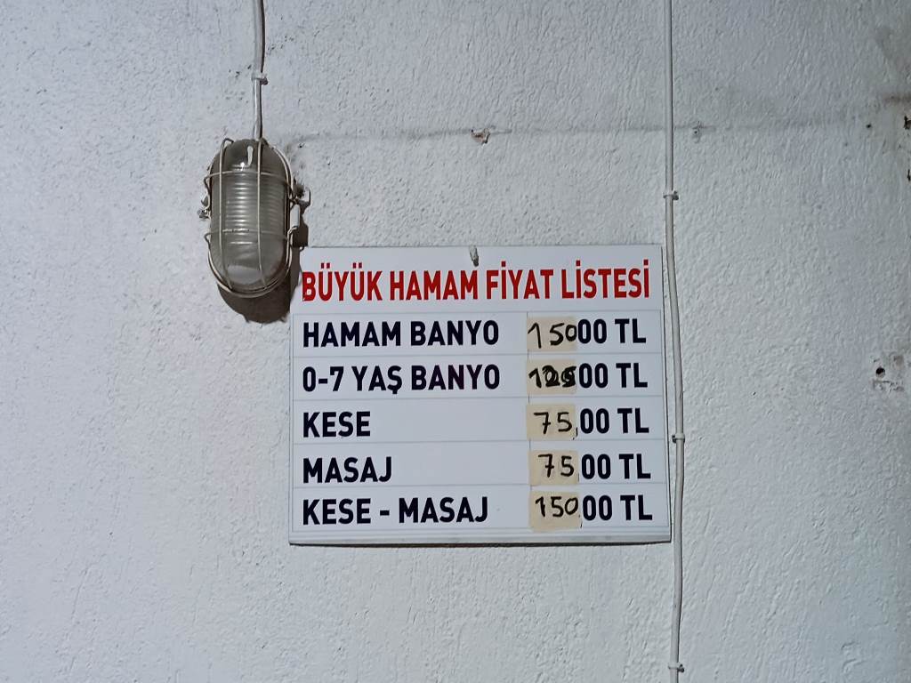 ŞUHUT'UN TARİHİ HAMAMI ZİYARETÇİLERİNİ BEKLİYOR