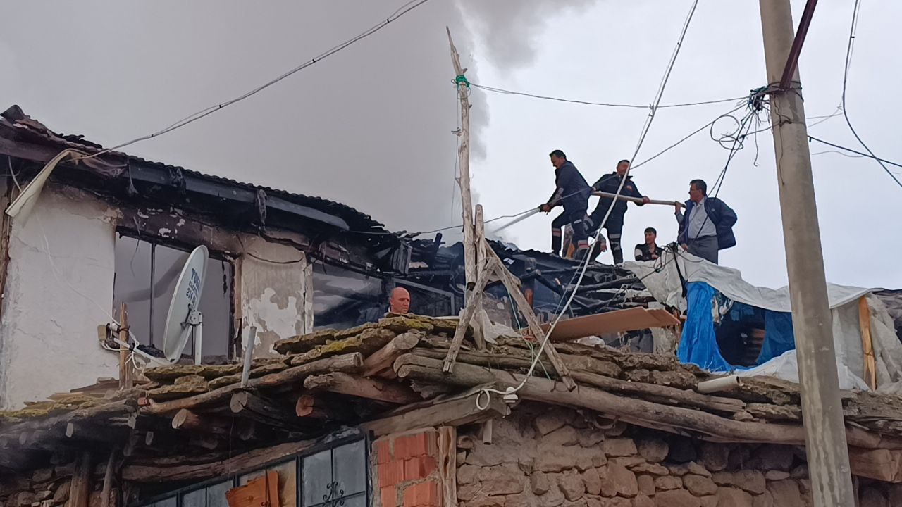 Afyonkarahisar'da İki Katlı Ahşap Evde Yangın Çıktı!