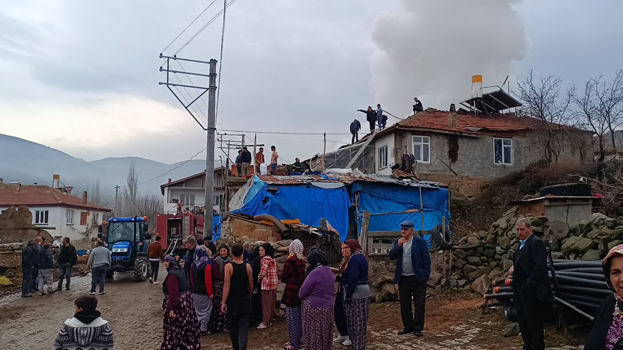 Afyonkarahisar'da İki Katlı Ahşap Evde Yangın Çıktı!