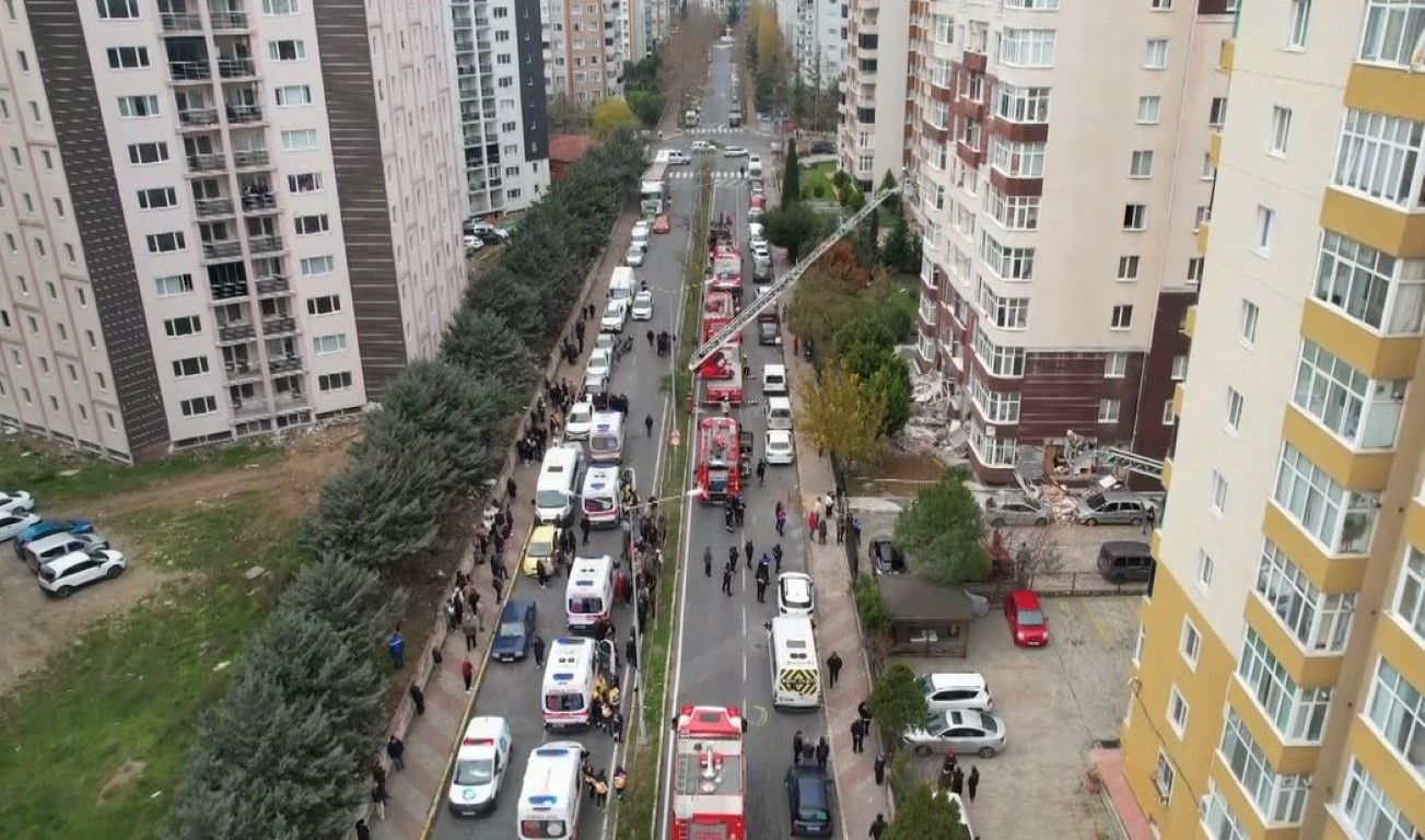 14 KATLI BİNANIN GİRİŞ KATINDA PATLAMA MEYDANA GELDİ