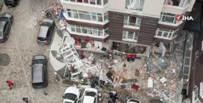 14 KATLI BİNANIN GİRİŞ KATINDA PATLAMA MEYDANA GELDİ
