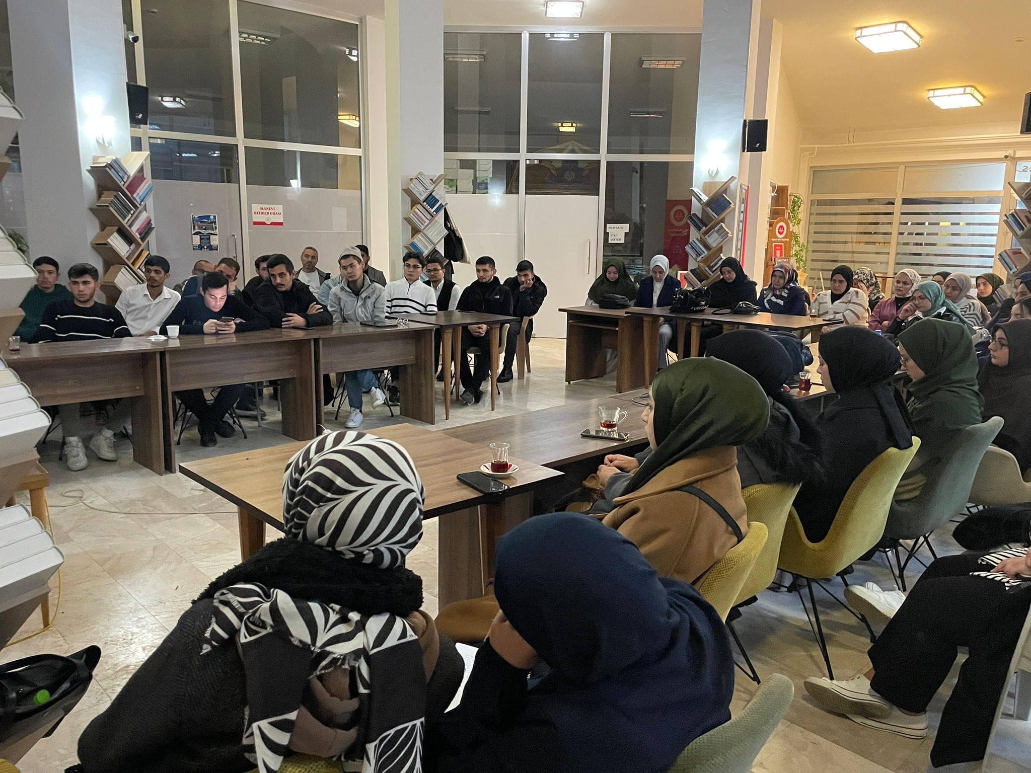 Diyanet Gençlik Merkezi'nde Akademik Söyleşiler Devam Ediyor!