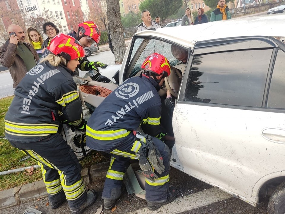 REFÜJE ÇIKAN ARAÇ AĞACA ÇARPTI, 2 KİŞİ YARALANDI