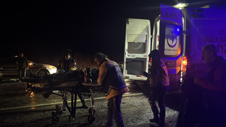 İŞÇİ SERVİSİ İLE OTOMOBİL ÇARPIŞTI: 4 YARALI