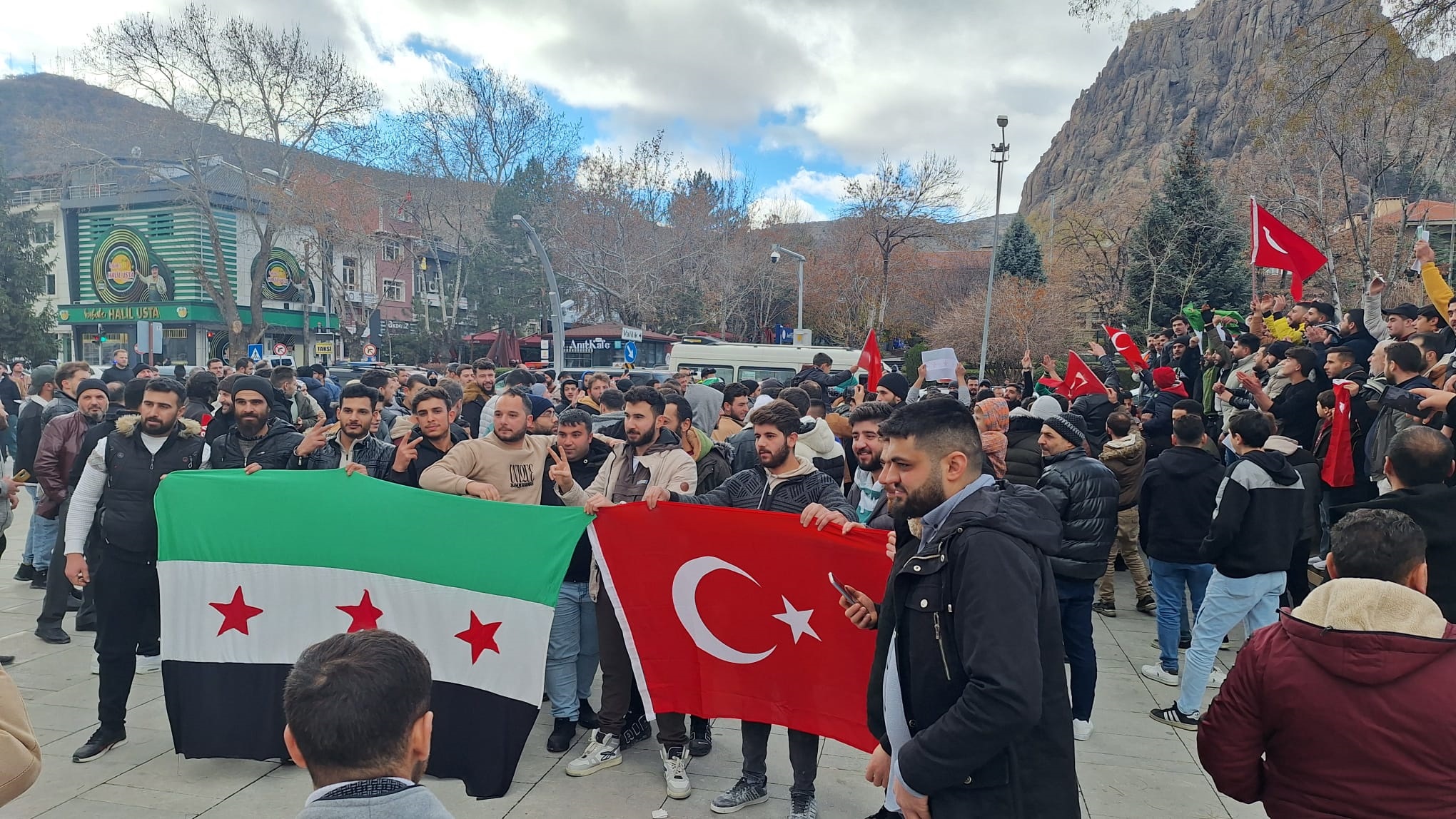 Suriyeliler Zafer Meydanı'nda Kutlama Yaptı: "Memleketimize Dönmeyi Umuyoruz"