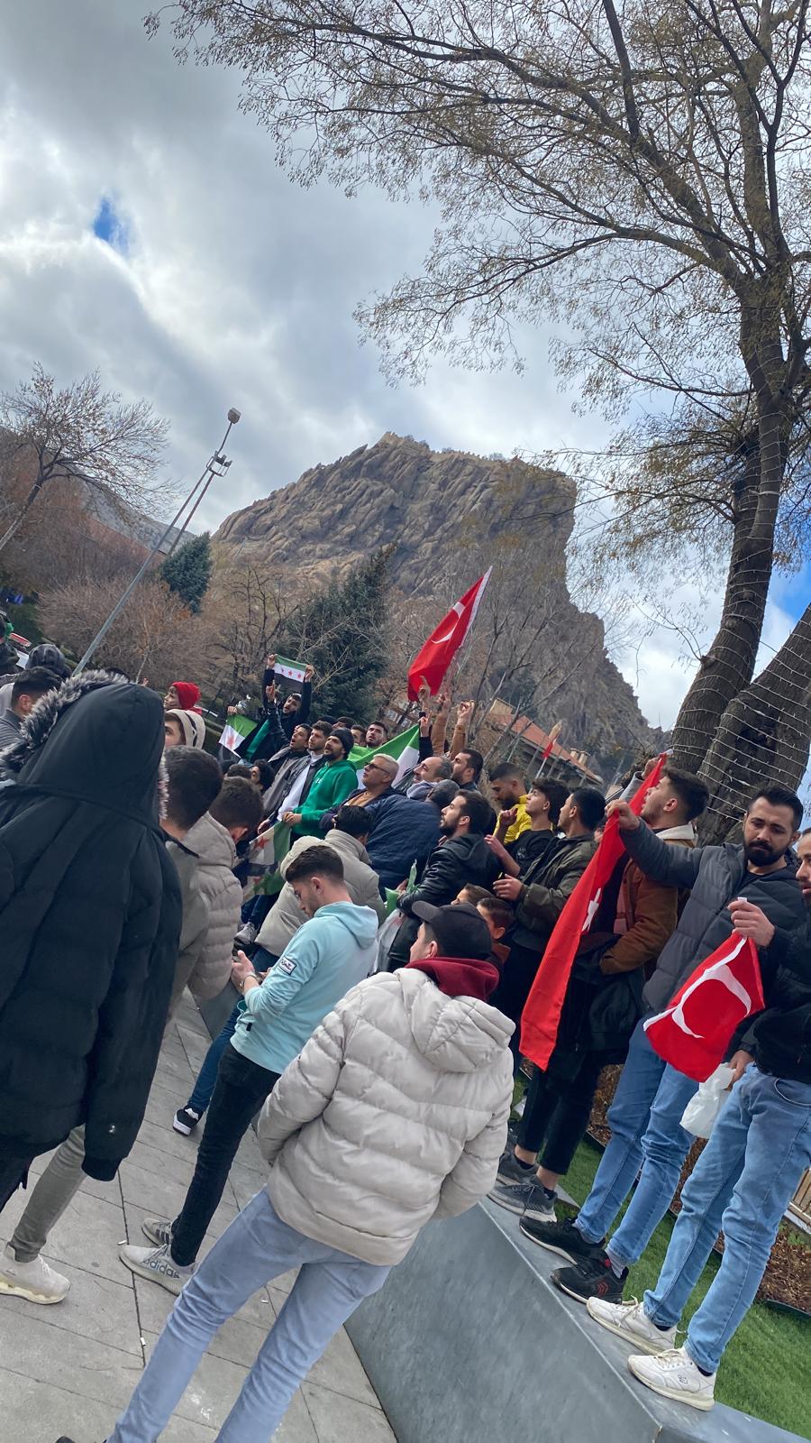 Suriyeliler Zafer Meydanı'nda Kutlama Yaptı: "Memleketimize Dönmeyi Umuyoruz"