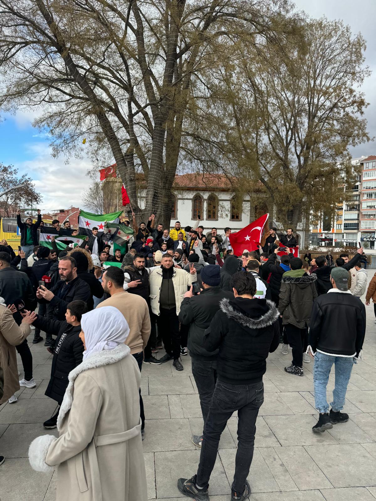 Suriyeliler Zafer Meydanı'nda Kutlama Yaptı: "Memleketimize Dönmeyi Umuyoruz"
