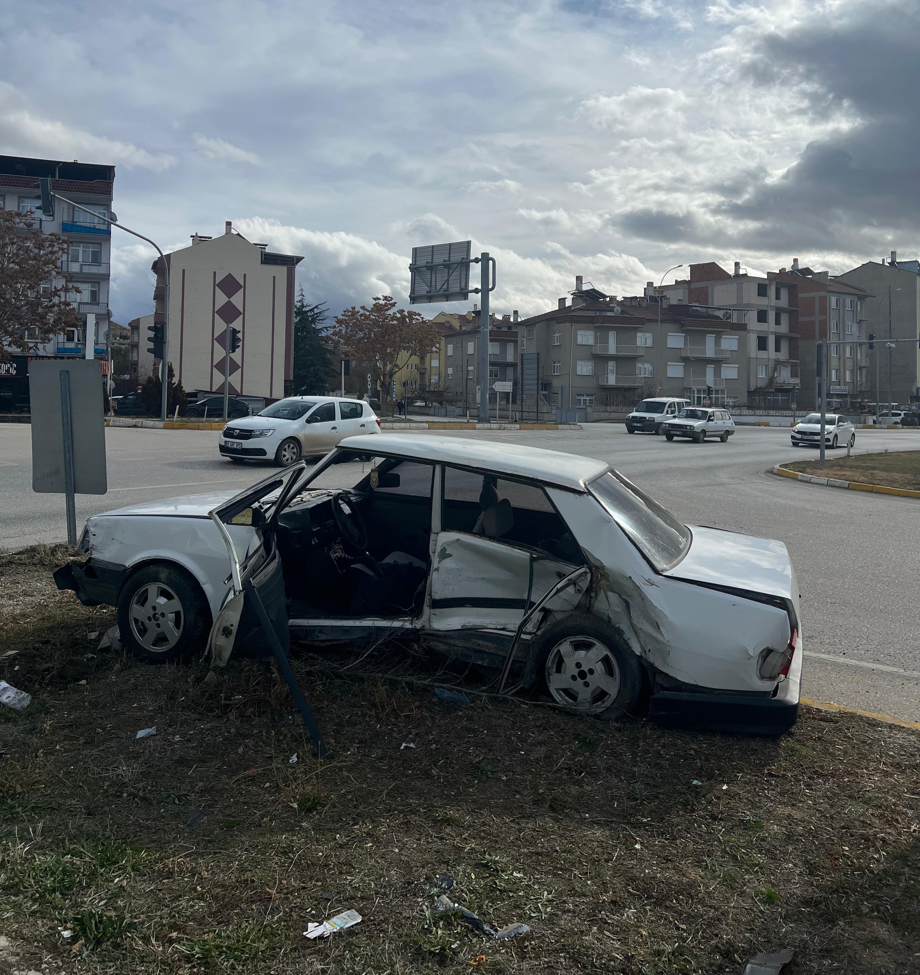 İki Otomobil Çarpıştı: Kazada 3 kişi yaralandı