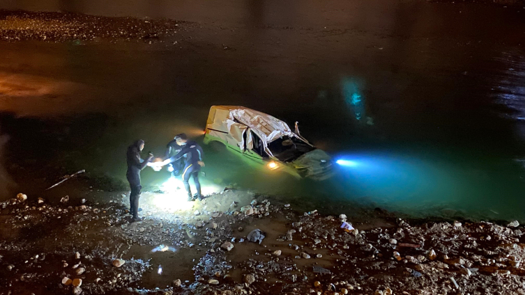 KONTROLDEN ÇIKAN ARAÇ DEREYE UÇTU: 1 ÖLÜ, 2 YARALI
