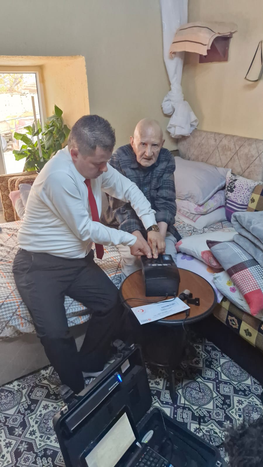 Çay’da Nüfus Müdürlüğü Ekipleri Kapı Kapı Hizmet Sunuyor