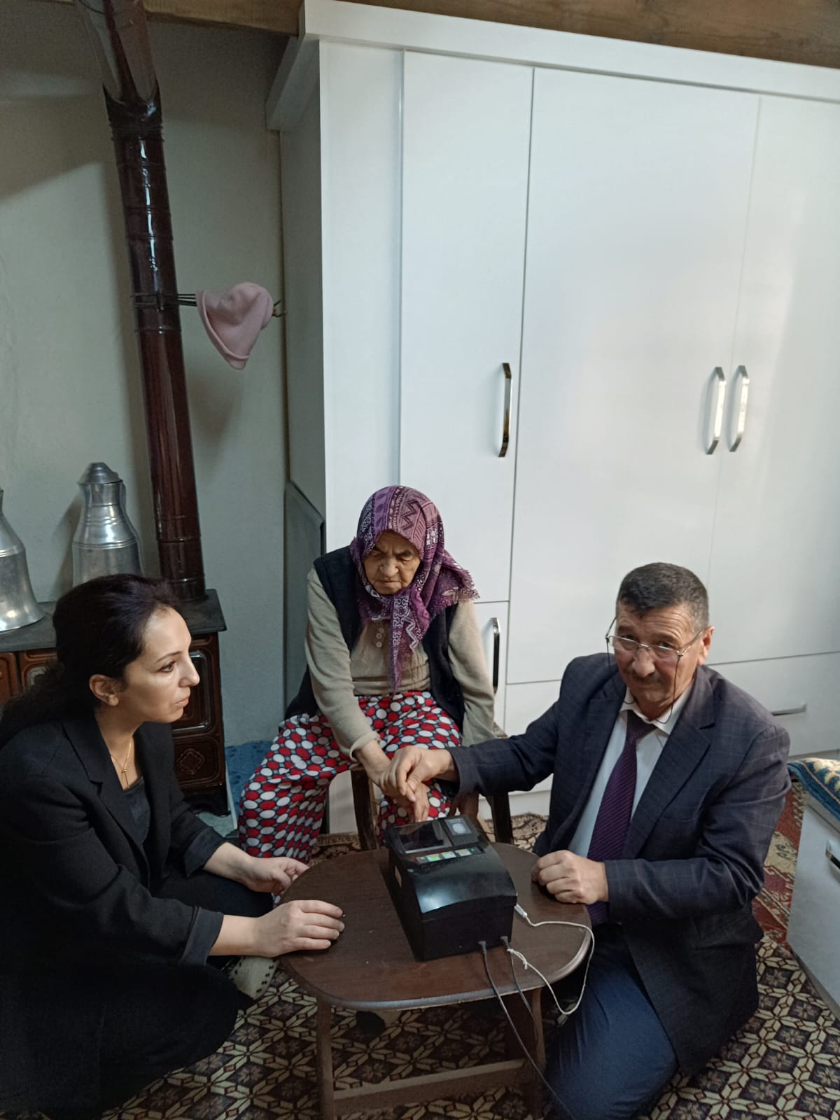Çay’da Nüfus Müdürlüğü Ekipleri Kapı Kapı Hizmet Sunuyor