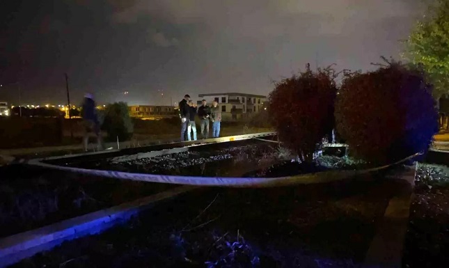 TRENİN ÖNÜNE ATLAYAN GENÇ HAYATINI KAYBETTİ