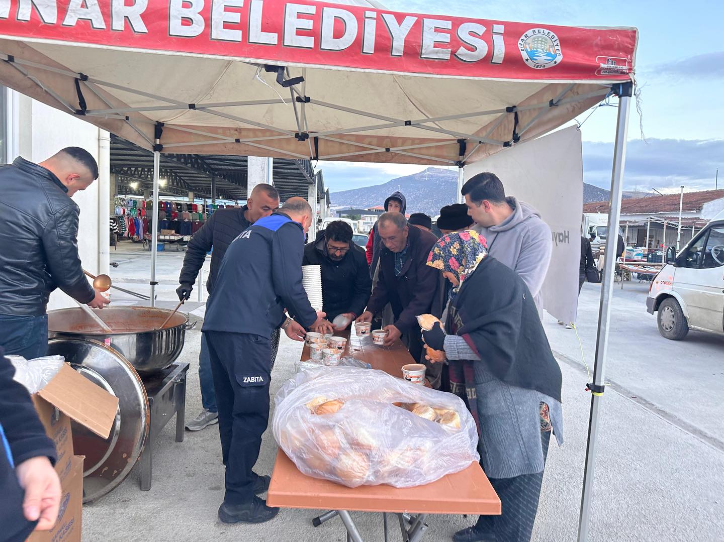 PAZARCI ESNAFINA ÇORBA İKRAMI ARALIKSIZ DEVAM EDİYOR