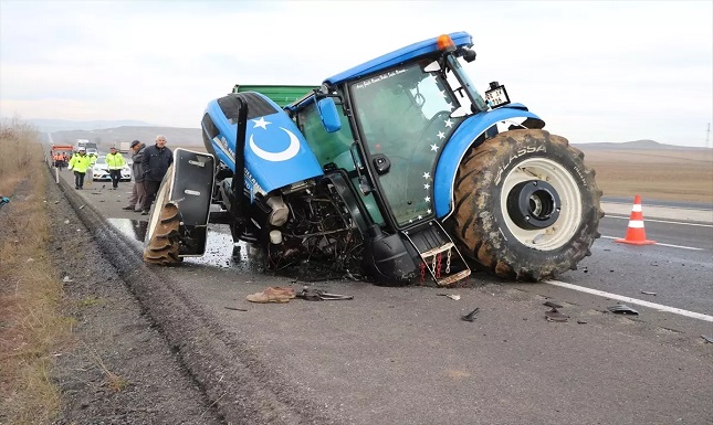 TIR İLE ÇARPIŞAN TRAKTÖR İKİYE BÖLÜNDÜ : 1 YARALI
