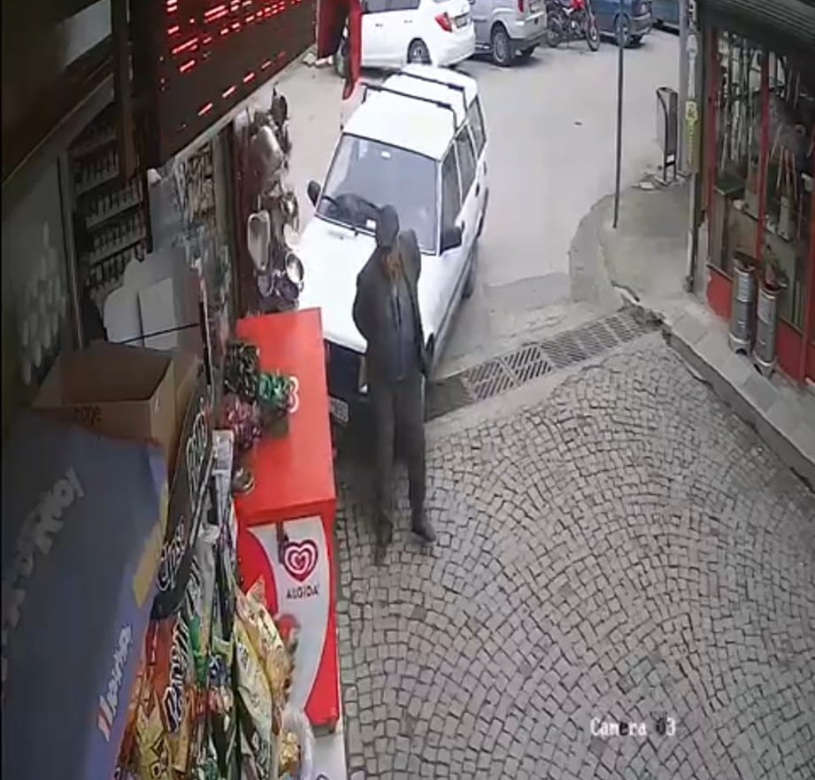 Otomobilin Çarptığı Yayanın Soğukkanlılığı Şaşırttı!  Kaza Anında Araç ile Kolon Arasında Kalmaktan Kıl Payı Kurtuldu
