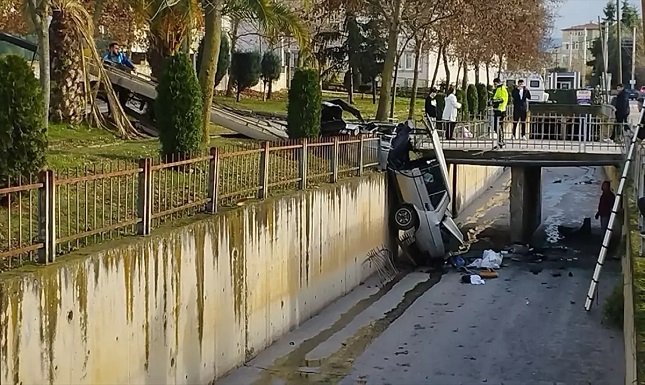 OTOMOBİL SU KANALINA DÜŞTÜ SÜRÜCÜ YARALANDI
