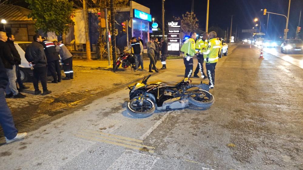 KIRMIZI IŞIKTA GEÇEN OTOMOBİL MOTOSİKLETE ÇARPTI: 1 YARALI