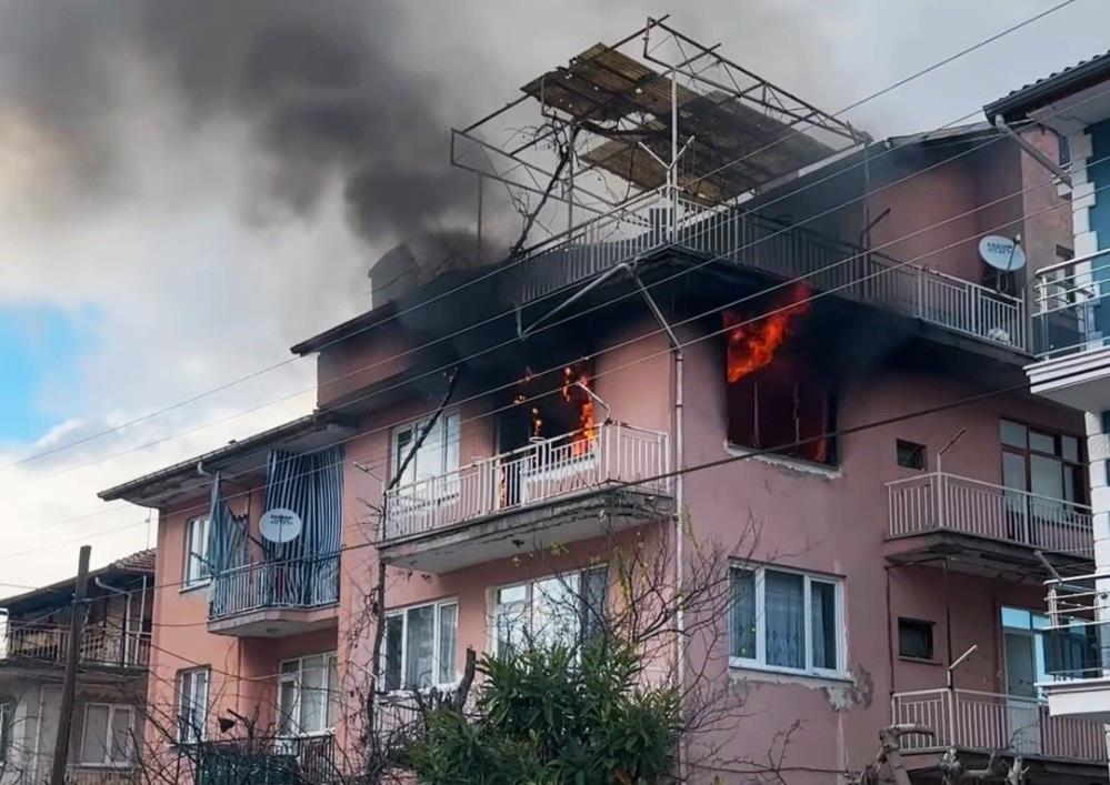 EVDE ÇIKAN YANGIN, İTFAİYENİN ZAMANINDA MÜDAHALESİYLE SÖNDÜRÜLDÜ
