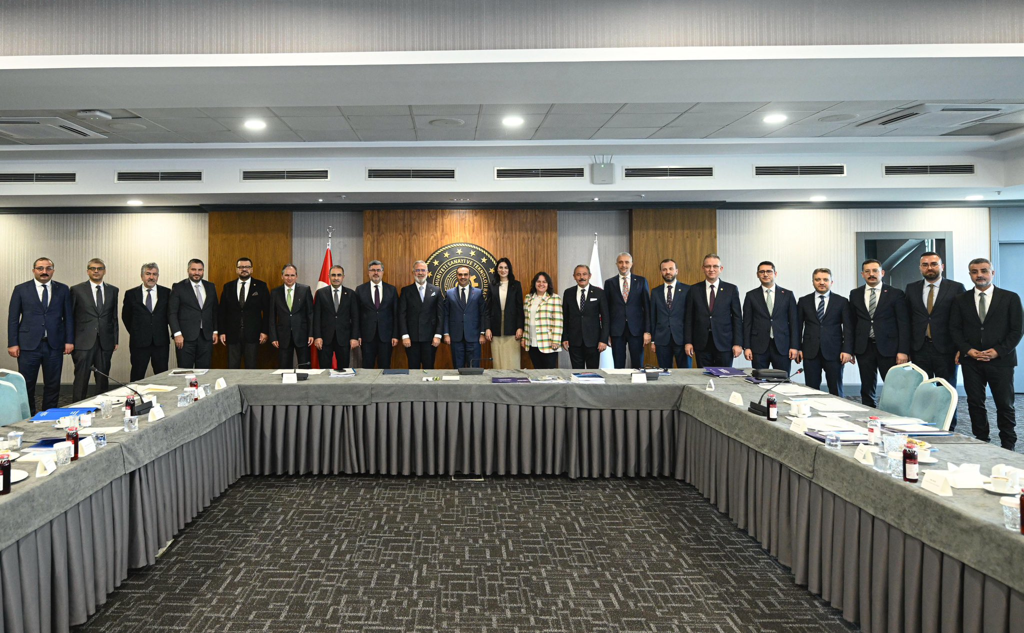 AK PARTİ HEYETİ PROJELER VE BAKANLIK ÇALIŞMALARI İÇİN YAPILAN TOPLANTIYA KATILDI