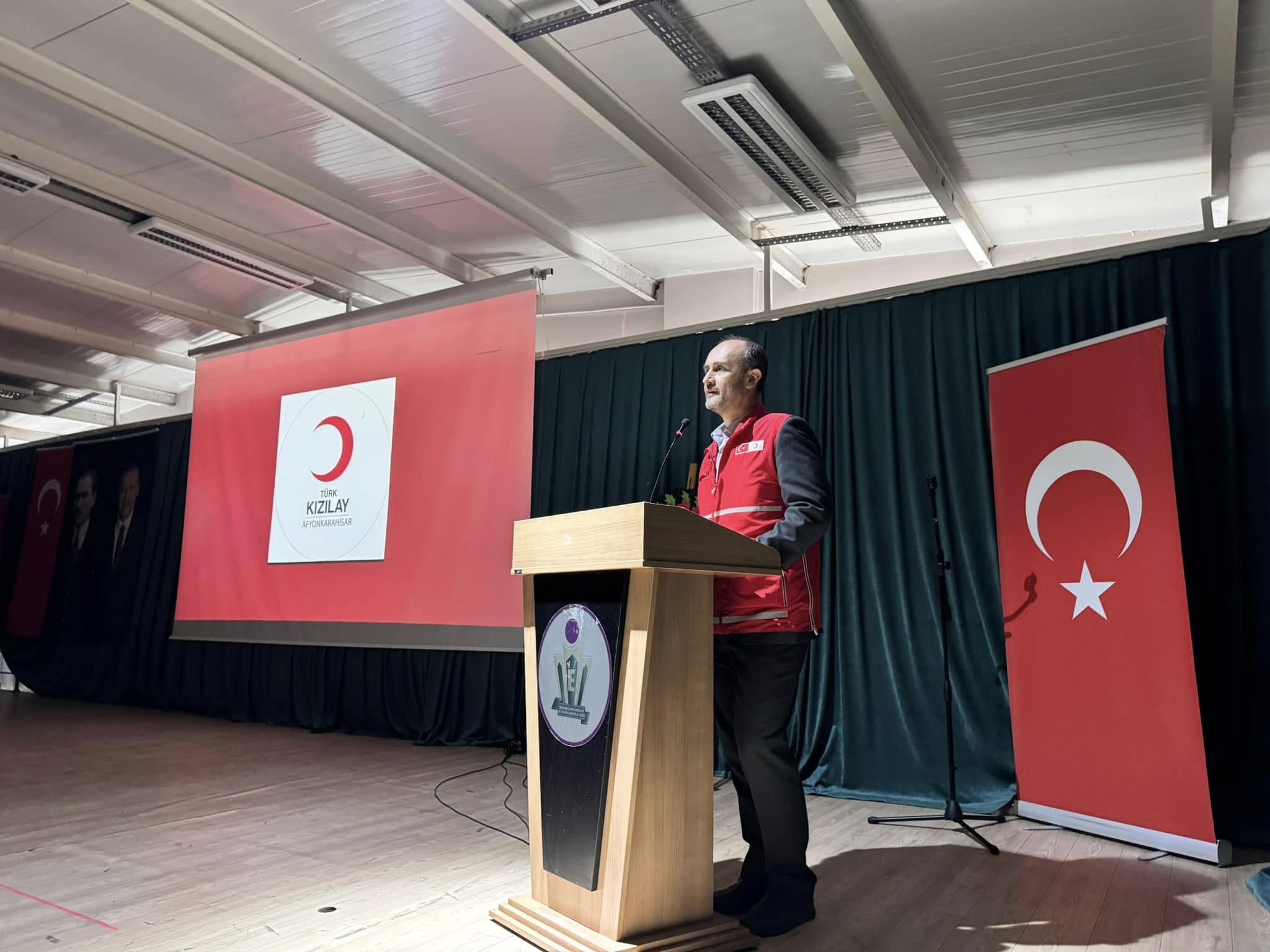 Kızılay’ın Önemi Okullarda Anlatıldı Başkan Yakın ve Ekibi Seminere Katıldı
