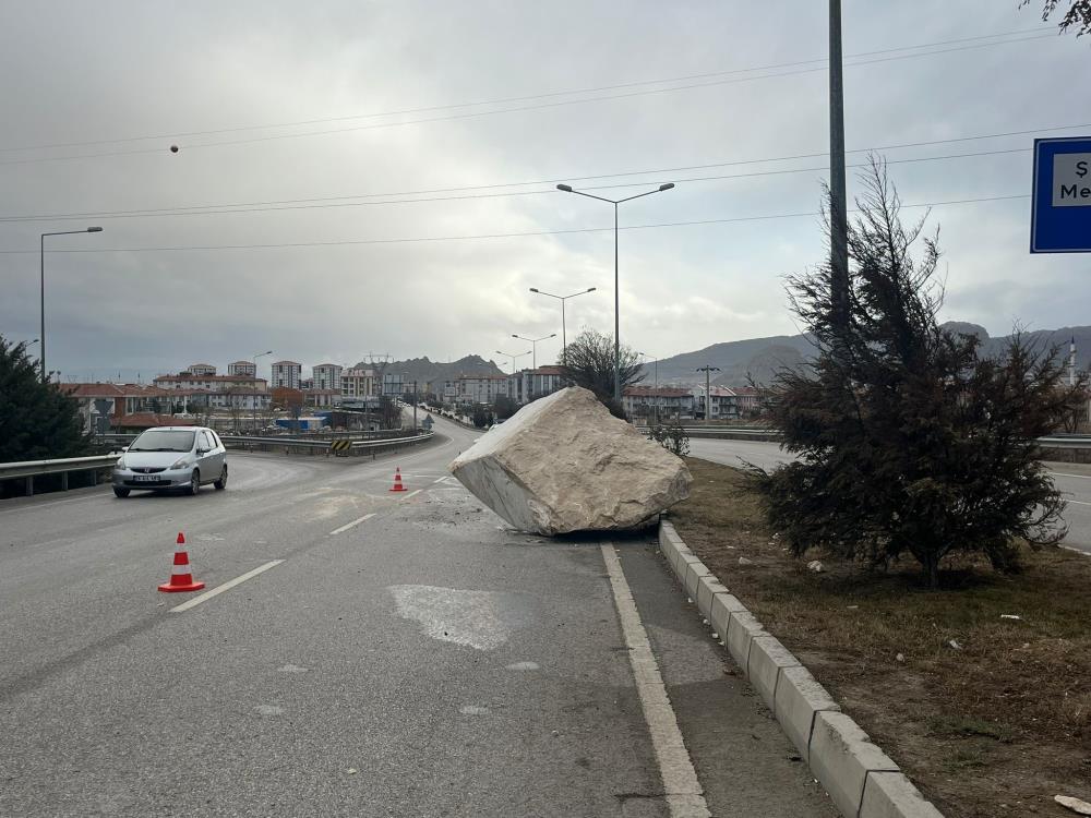 Yolun Boş Olması Olası Felaketi Önledi! Afyonkarahisar’da Yola Düşen Mermer Blok Trafiği Felç Etti