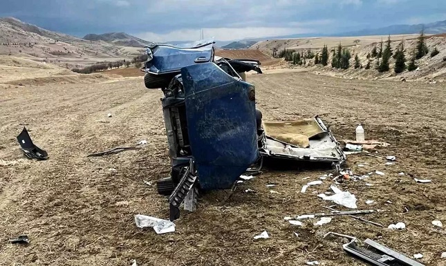 YAĞMUR SEBEBİYLE KONTROLDEN ÇIKAN OTOMOBİL TAKLA ATTI, SÜRÜCÜ HAYATİ TEHLİKEDE