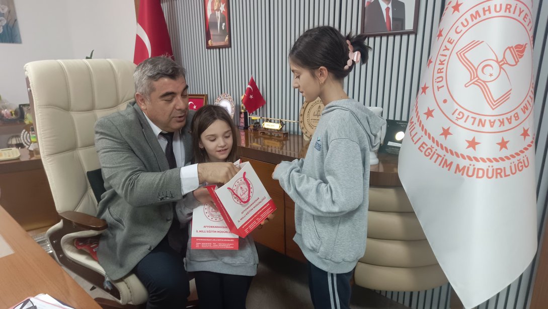 Müdür Sünnetci,  Hüma ve Defne Ay’a Derslerinde Destek Oldu