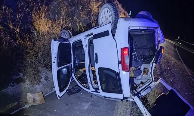 BAYAT'TA ARAÇ DEVRİLDİ: 5 YARALI