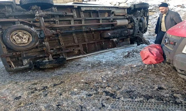 ÖĞRETMENLERİ TAŞIYAN SERVİS DEVRİLDİ: 12 YARALI