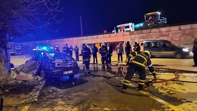 YAŞANAN KAZADA 4 GENÇ YANARAK CAN VERDİ