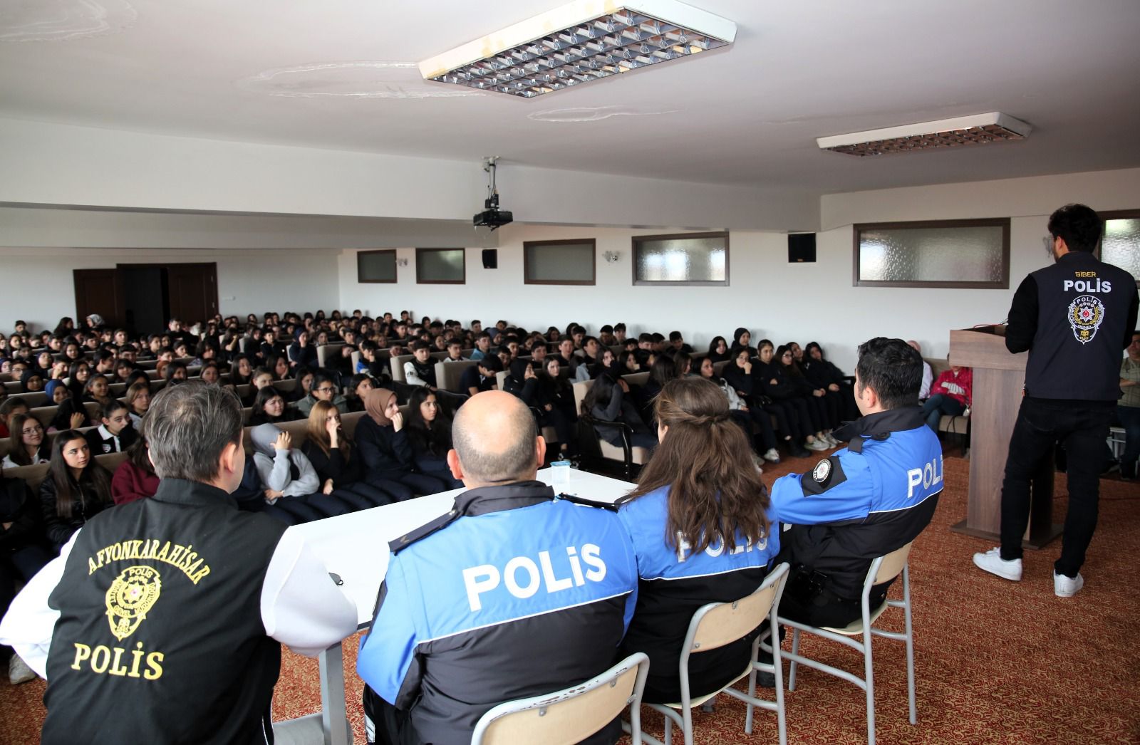 EMNİYET EKİPLERİ BİLGİLENDİRMEYE DEVAM EDİYOR