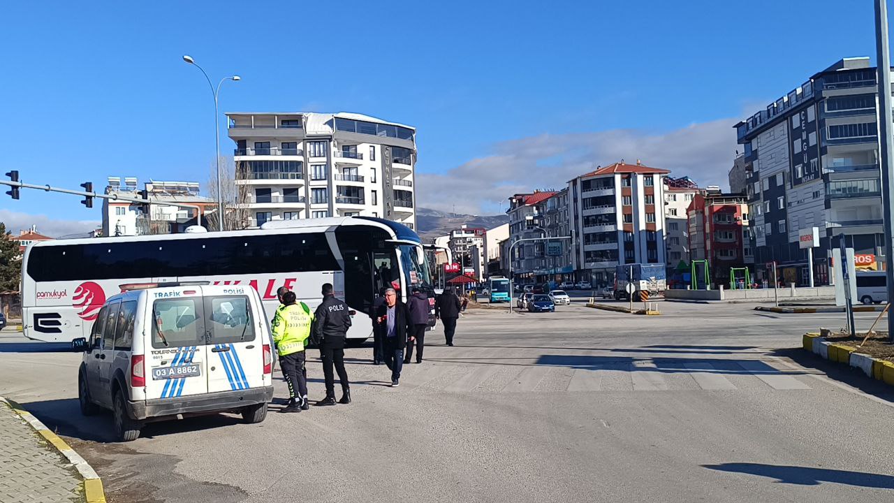 SON DAKİKA: Yolcu otobüsü yayaya çarptı!  Karşıya Geçmeye Çalışan Yaya Ağır Yaralandı