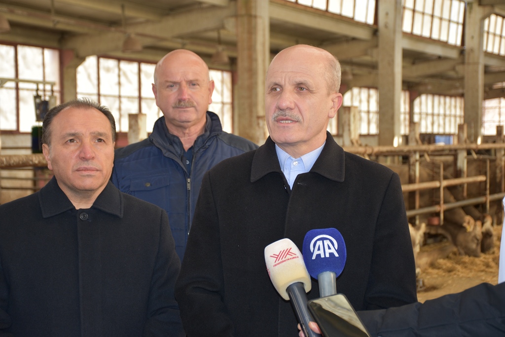 ÖZVAR, EĞİTİM ARAŞTIRMA VE UYGULAMA ÇİFTLİĞİ'NDE İNCELEMELERDE BULUNDU