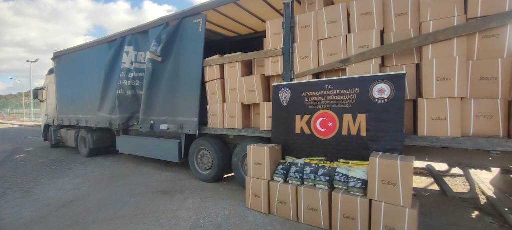 2 BİN 860 KİLOGRAM SAHTE BANDROLLÜ TÜTÜN ELE GEÇİRİLDİ