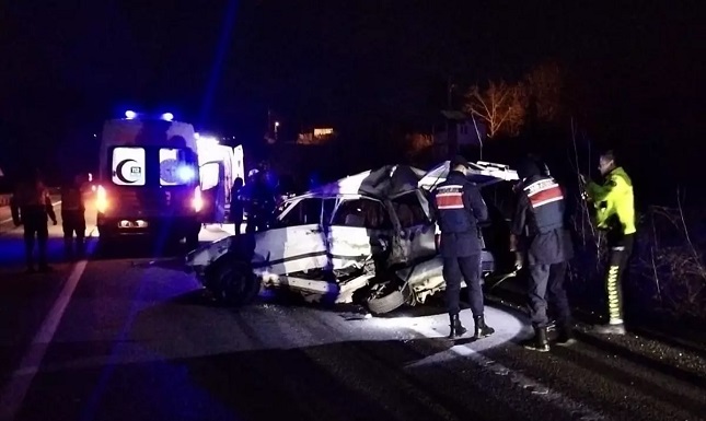 OTOMOBİL VE OTOBÜS ÇARPIŞTI 2 KİŞİ HAYATINI KAYBETTİ