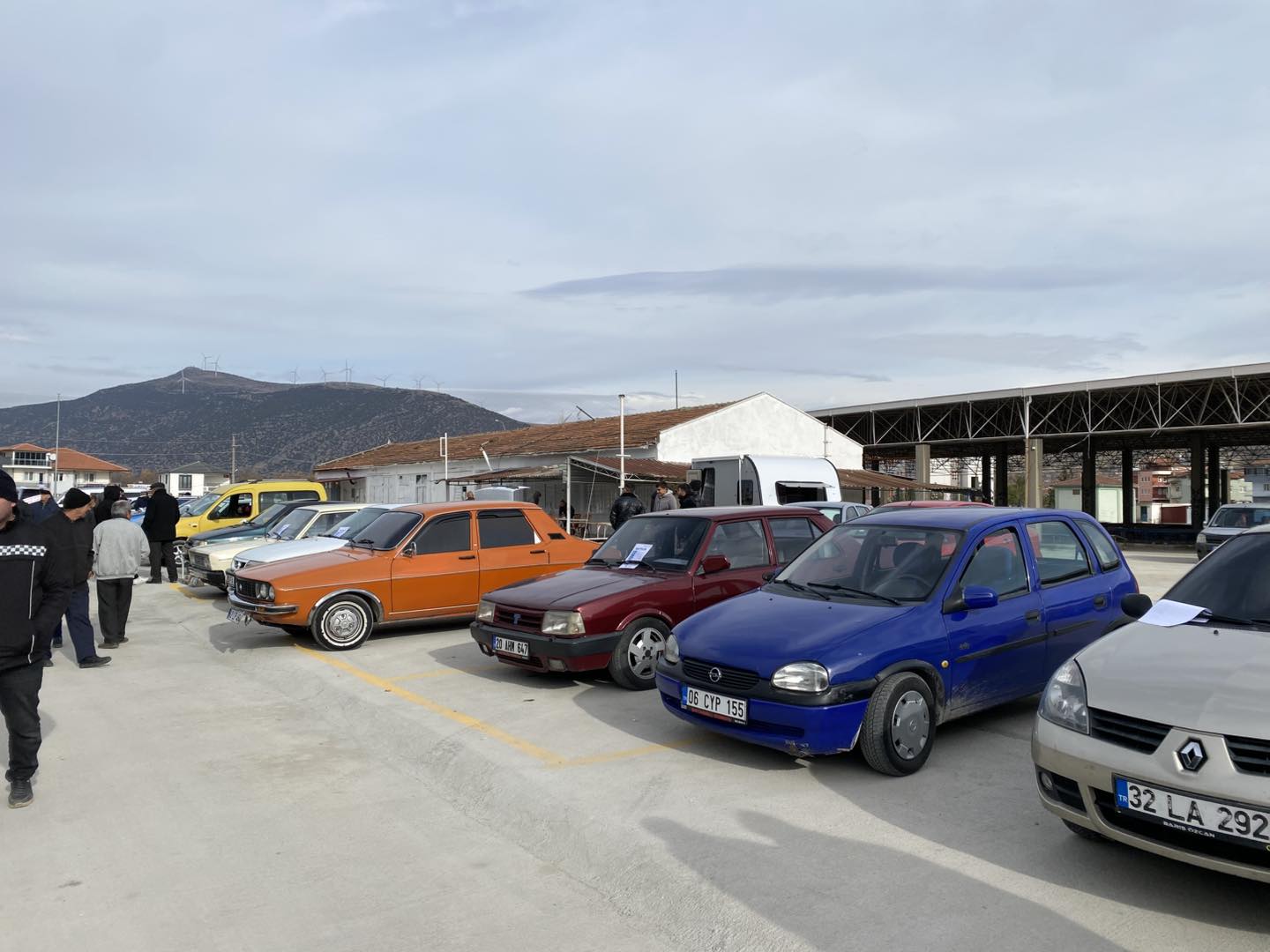 Dinar Açık Oto Pazarı Büyük İlgi Gördü