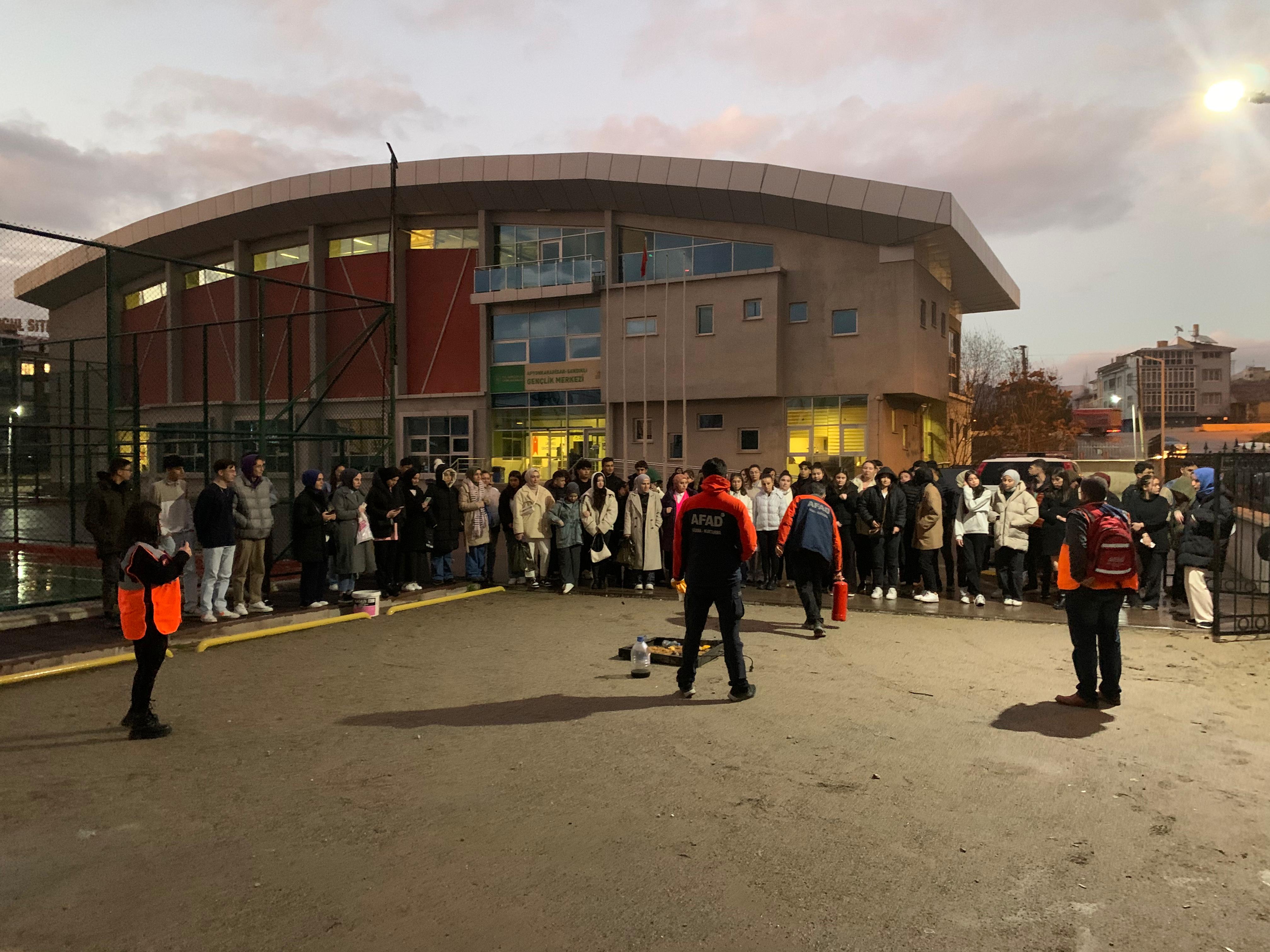 Sandıklı'da Gençlere Yönelik Afet Farkındalık Eğitimi ve Yangın Tatbikatı Yapıldı