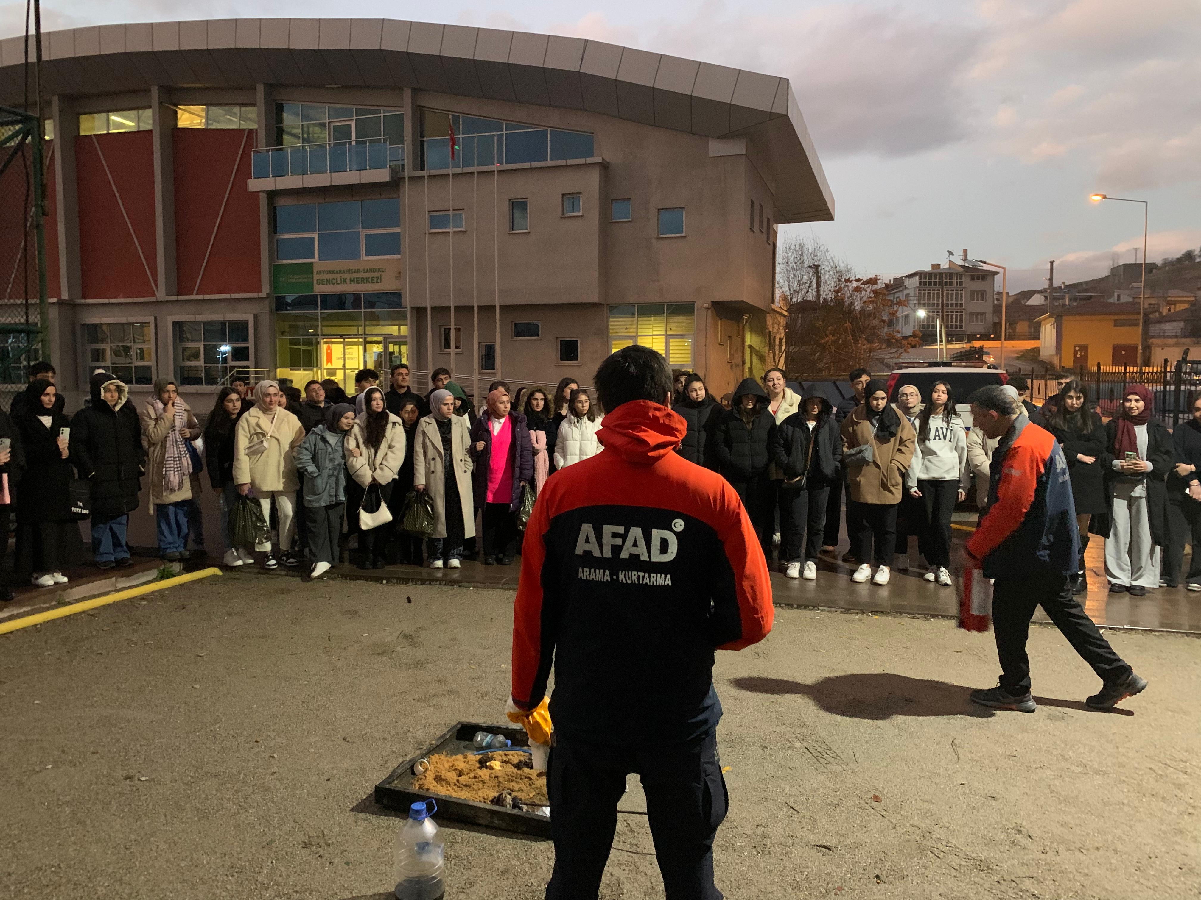 Sandıklı'da Gençlere Yönelik Afet Farkındalık Eğitimi ve Yangın Tatbikatı Yapıldı