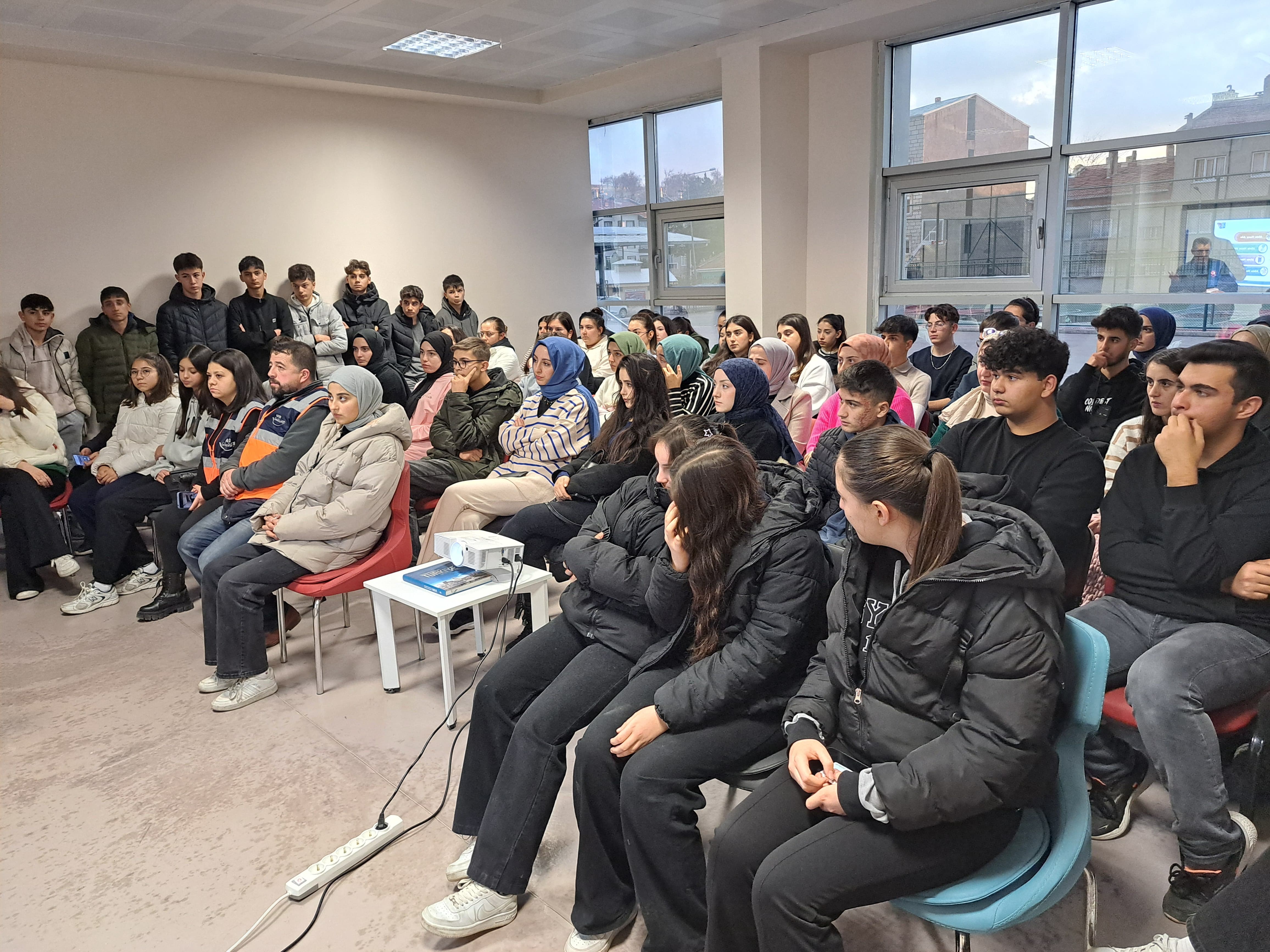 Sandıklı'da Gençlere Yönelik Afet Farkındalık Eğitimi ve Yangın Tatbikatı Yapıldı