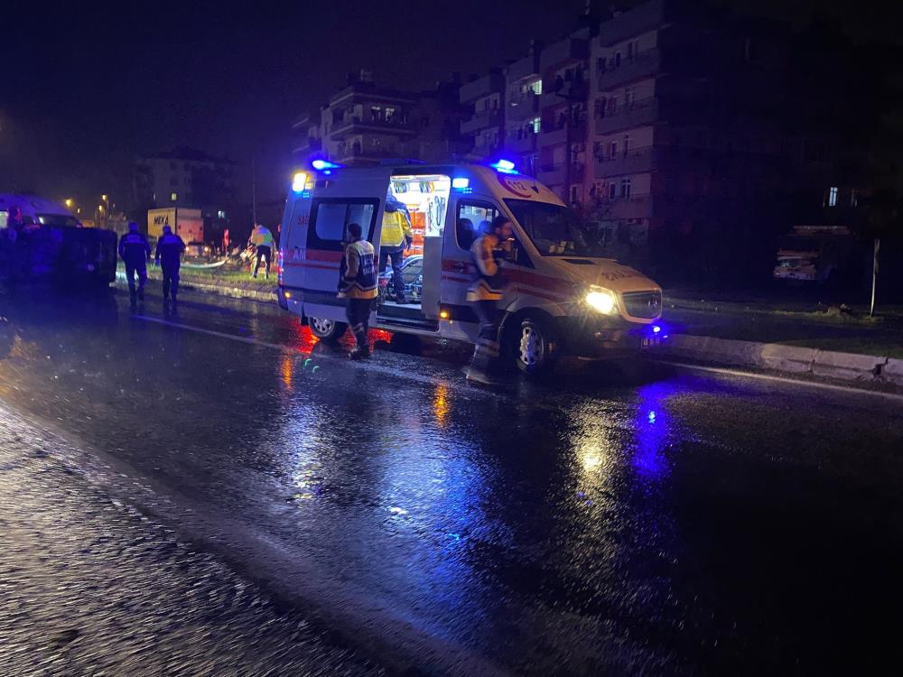 KONTROLDEN ÇIKAN OTOMOBİL AYDINLATMA DİREĞİNE ÇARPTI