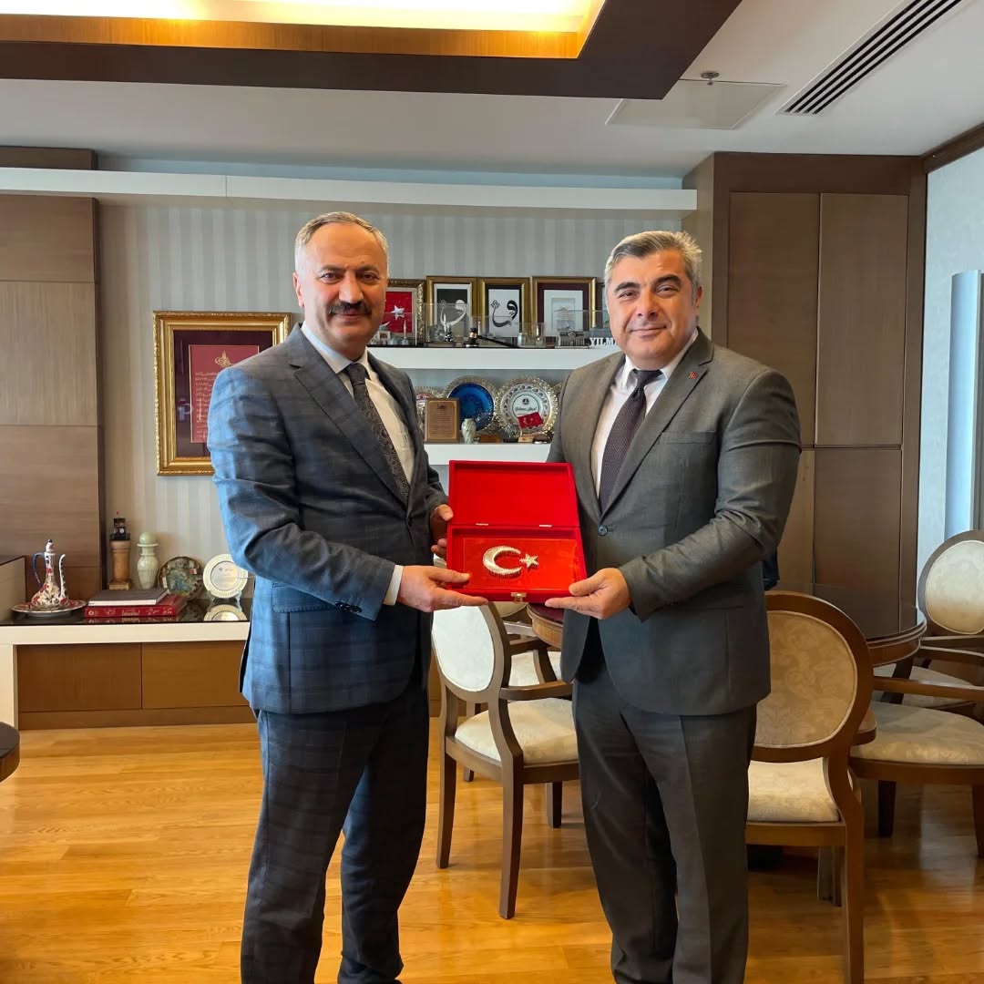 Müdür  Sünnetci, Anayasa Mahkemesi Üyesi Yılmaz Akçil’i Ziyaret Etti