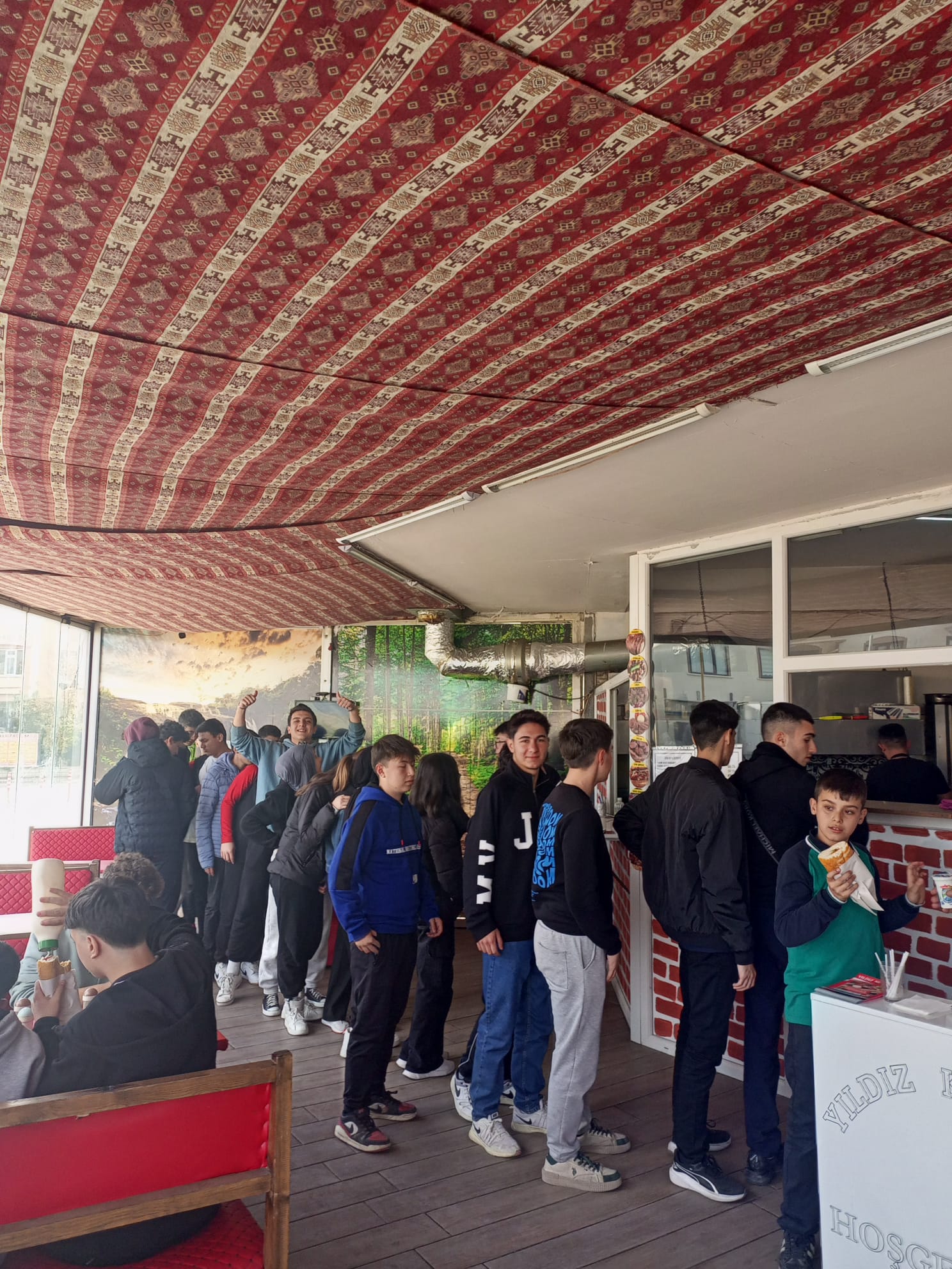 Öğrencilere Ücretsiz Döner Ekmek İkram Edildi