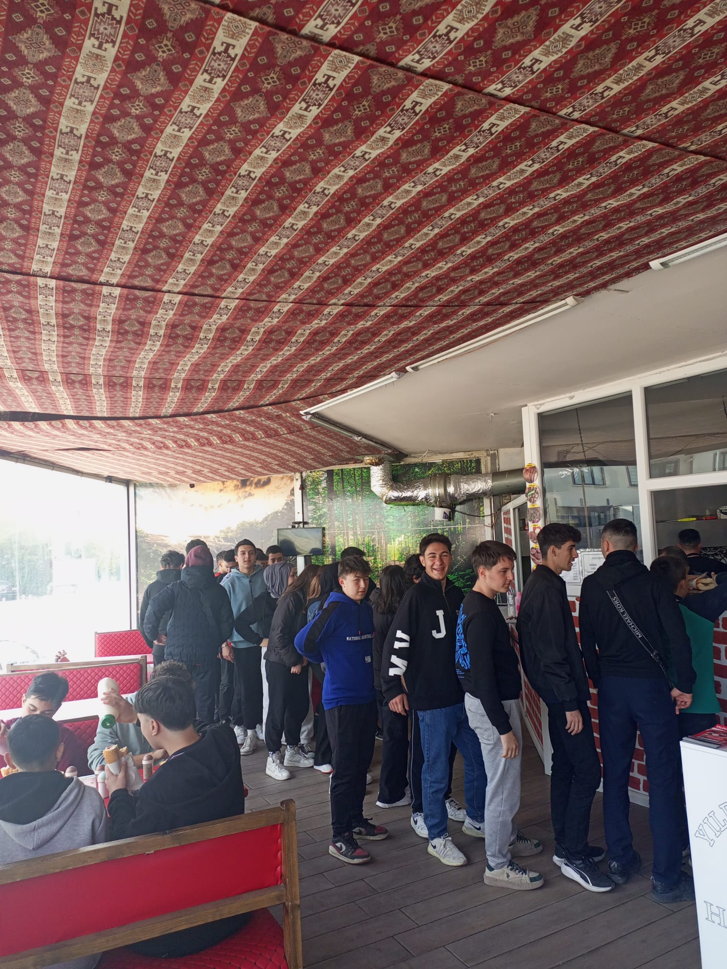 Öğrencilere Ücretsiz Döner Ekmek İkram Edildi