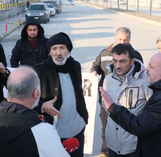 ÜCRETLERİNİ ALAMAYAN İNŞAAT İŞÇİLERİ SAYIN İNŞAAT ÖNÜNDE EYLEM YAPTI